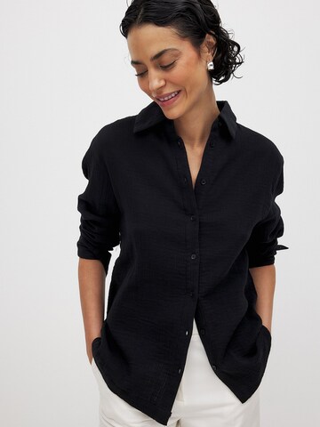NA-KD Blouse in Black: front