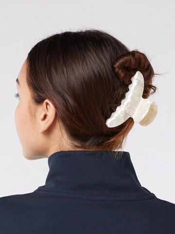 Accesorii pentru păr 'Claw Clip' de la YO-GAYA pe alb: față