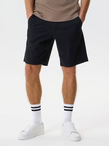 TWO SOON Regular Shorts in Schwarz