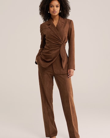 Slimfit Pantaloni con piega frontale di WE Fashion in marrone