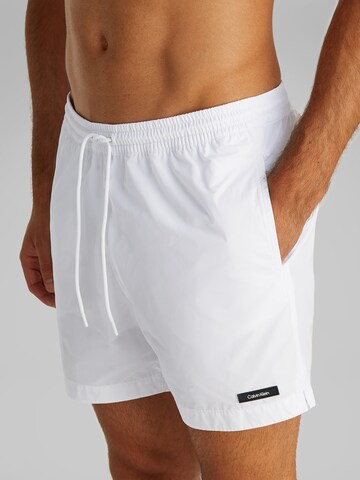Shorts de bain 'Essentials' Calvin Klein Swimwear en blanc