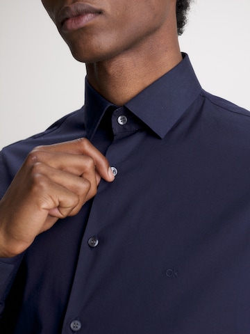 mėlyna Calvin Klein Priglundantis modelis Dalykinio stiliaus marškiniai