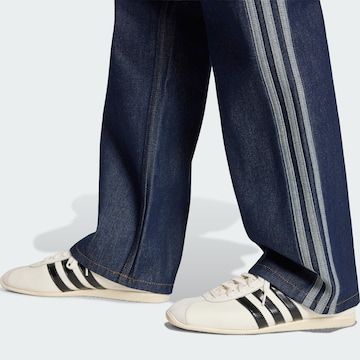 ADIDAS ORIGINALS - Loosefit Calças de ganga 'Firebird' em azul