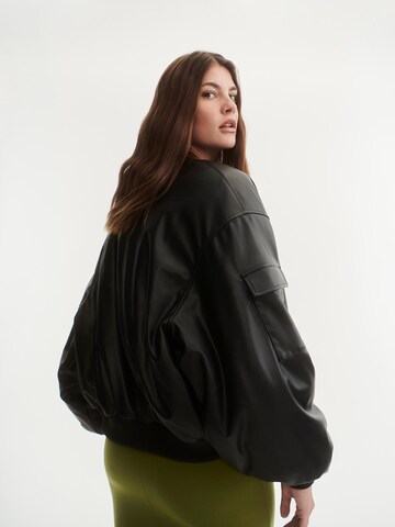 ABOUT YOU x Laura Giurcanu Between-Season Jacket in Black