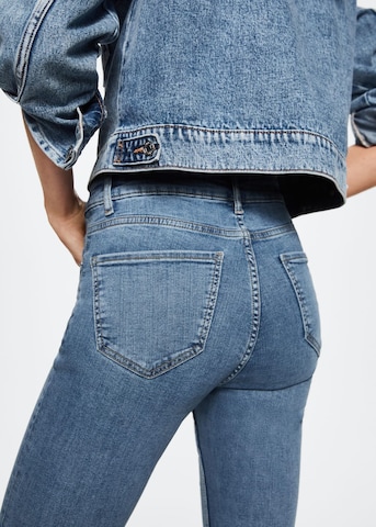 MANGO Flared Jeans i blå