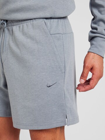 NIKE - regular Pantalón deportivo 'PRIMARY' en gris