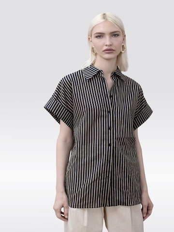 Lola Casademunt Halenka – černá: přední strana