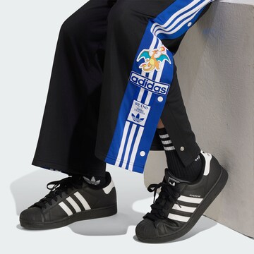 ADIDAS ORIGINALSWide Leg/ Široke nogavice Sportske hlače 'Pokemon Adibreak' - crna boja