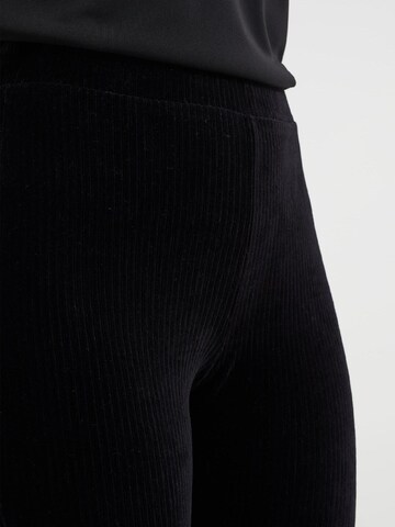 Evazați Pantaloni de la WE Fashion pe negru