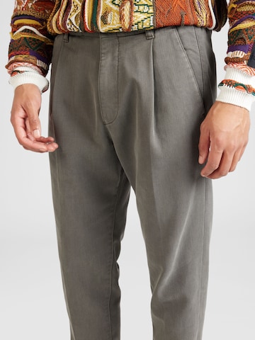 DRYKORN - regular Pantalón plisado 'Chasy' en gris