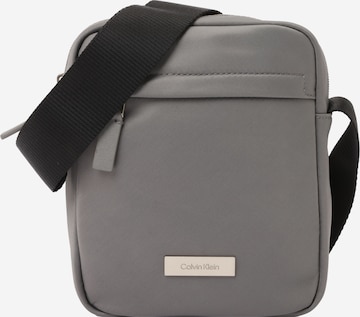 Calvin Klein Olkalaukku värissä harmaa: etupuoli