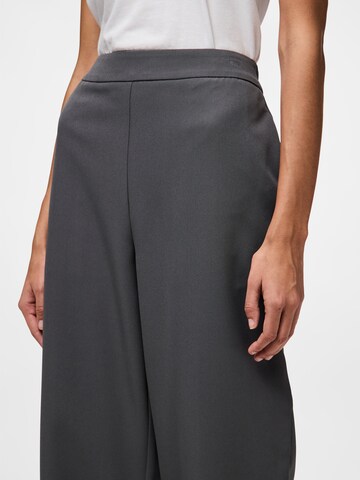 PIECES Wide leg Pants 'PCBOZZY' in Grey
