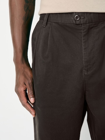 Next Lużny krój Spodnie w kolorze brązowy