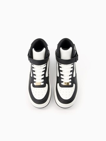 Sneaker alta di Bershka in nero