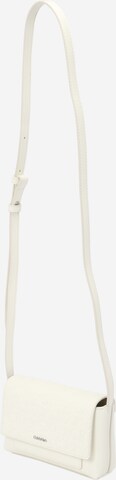 Calvin Klein Чанта с презрамки в бяло: отпред