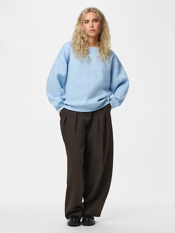 Sweat-shirt 'PCChilli' PIECES en bleu