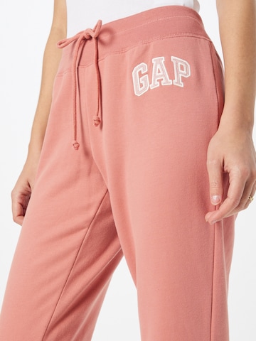 Tapered Pantaloni de la GAP pe roșu