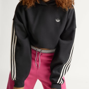 ADIDAS ORIGINALSSweater majica 'adiSignature' - crna boja