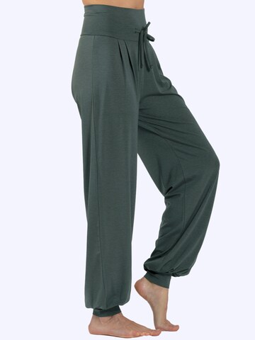 Magadi Loosefit Sporthose 'Florence' in Grün