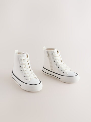 Next Сникърси в бяло