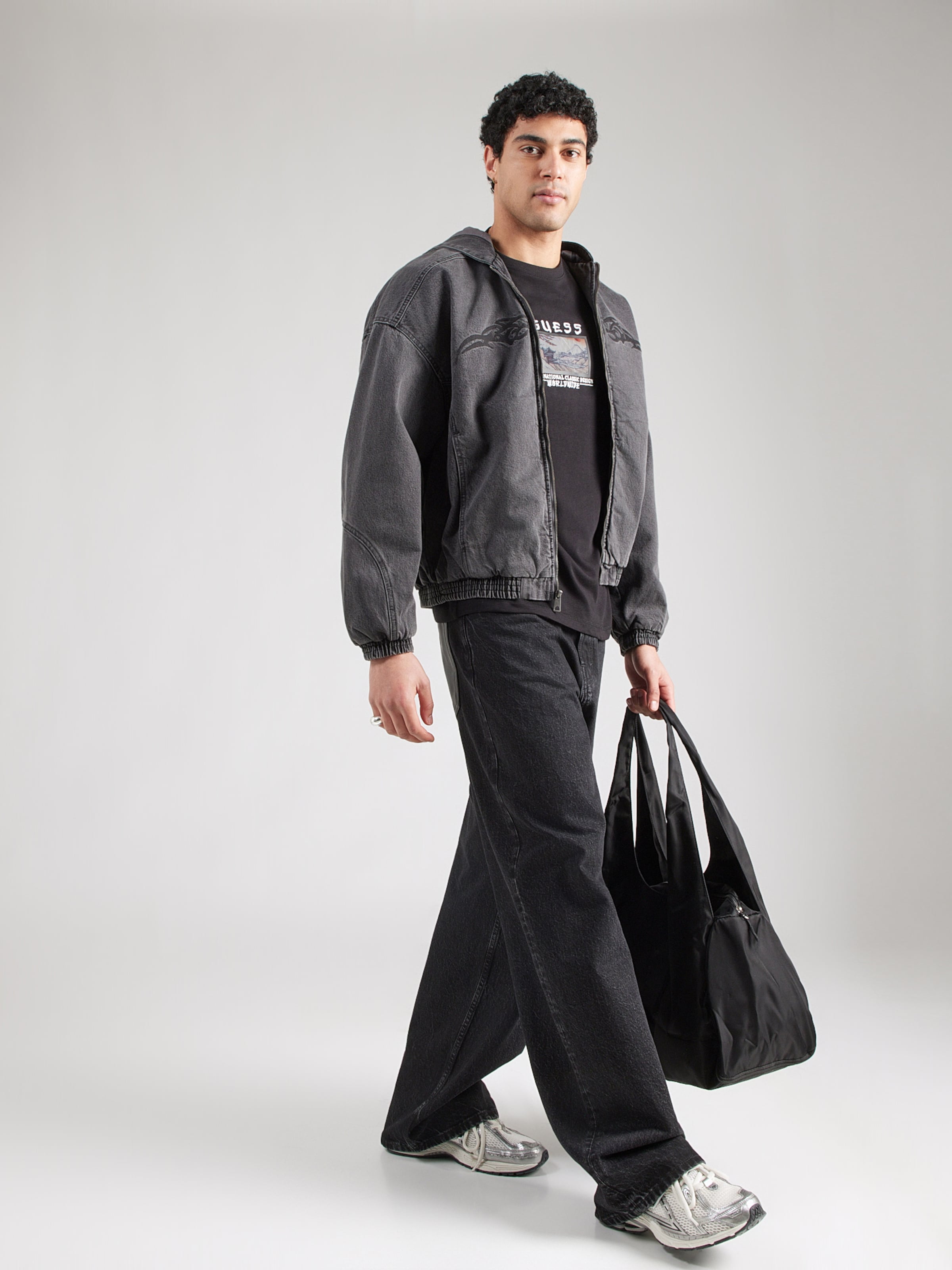 GUESS Tricou 'JAPAN SMALL LANDSCAPE' pe Negru | ABOUT YOU