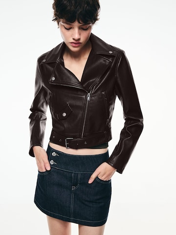 Geacă de primăvară-toamnă de la Bershka pe maro: față