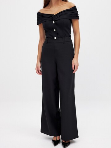 NA-KD Regular Pants in Black: front