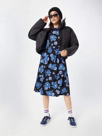 Rochie de la Monki pe albastru