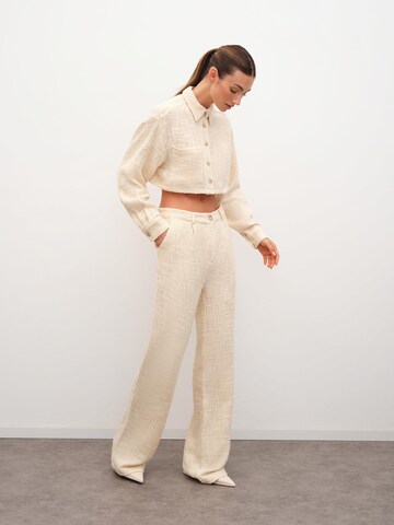 RÆRE by Lorena Rae - Pierna ancha Pantalón plisado 'Belana Tall' en blanco