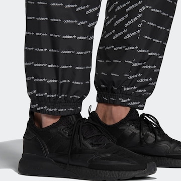 ADIDAS ORIGINALS - Tapered Pantalón en negro