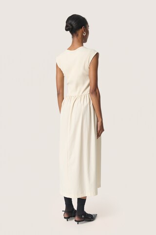 SOAKED IN LUXURY Klänning 'Simone' i beige