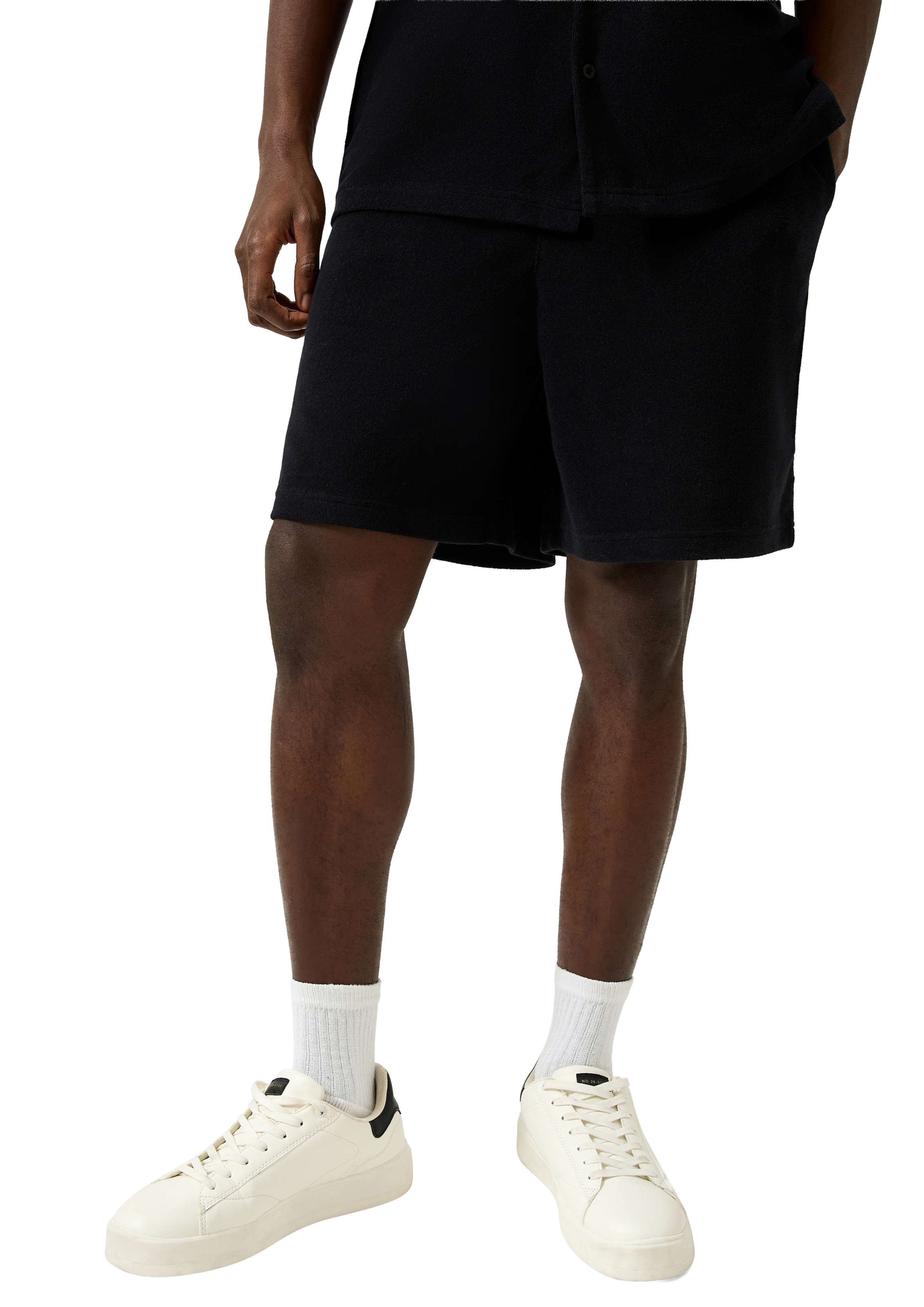 QS Loosefit Broek in Zwart: voorkant