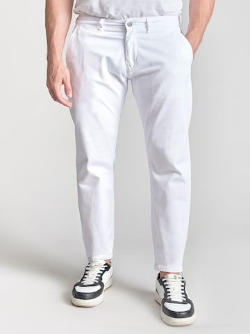 Coupe slim Pantalon chino 'Cesar' Le Temps Des Cerises en blanc : devant