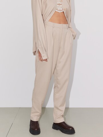 Regular Pantalon à pince 'Patricia' LeGer by Lena Gercke en beige : sur le côté