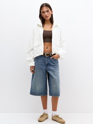 Geacă de primăvară-toamnă de la Pull&Bear pe alb
