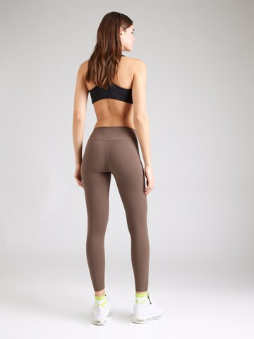 Skinny Pantaloni sportivi 'ONE' di NIKE in marrone