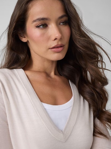 Pull-over 'W6BR81Z1917' GUESS en blanc