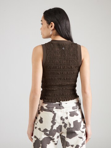 Top 'CLAIRE' di GUESS in marrone