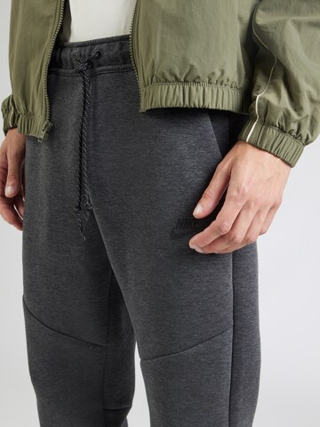 Nike Sportswear Tapered Hose 'TCH FLC' in Grau