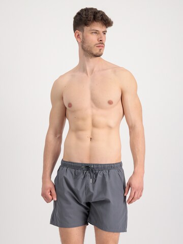 Shorts de bain ALPHA INDUSTRIES en gris : devant