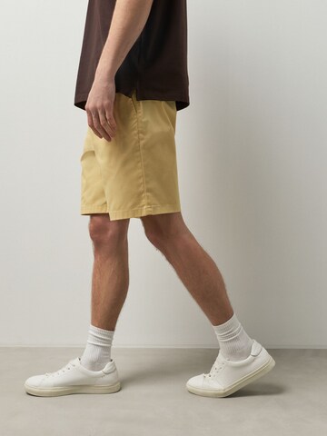 Next Regular Shorts in Gelb