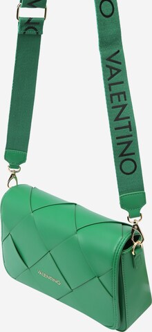VALENTINO Чанта за през рамо тип преметка в зелено: отпред