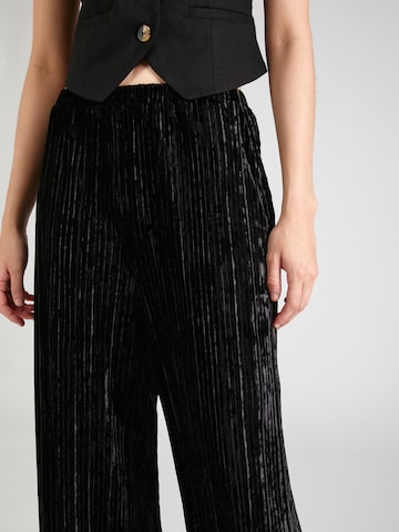 GUESS Loose fit Trousers in Black