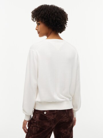 balta Tommy Jeans Megztinis 'ESSENTIAL': galas