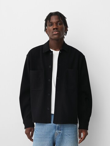 Comfort fit Camicia di Bershka in nero: frontale