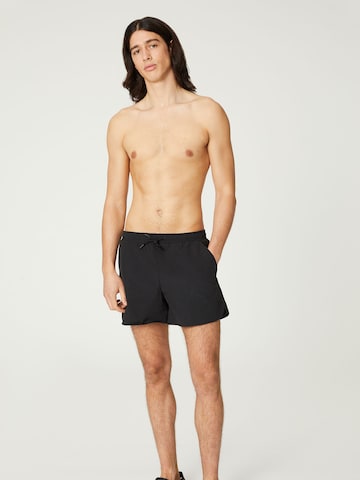 DAN FOX APPAREL Regular Badeshorts 'Yigit' in Schwarz