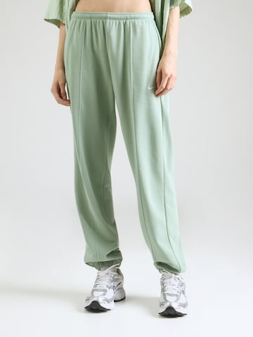 Tapered Pantaloni 'Chill' de la Nike Sportswear pe gri: față