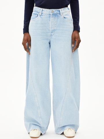 Loosefit Jean '"ALTHEA'" BARREL' ARMEDANGELS en bleu : devant