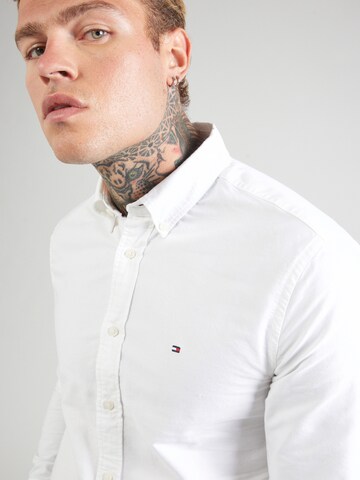 Coupe regular Chemise 'HERITAGE' TOMMY HILFIGER en blanc