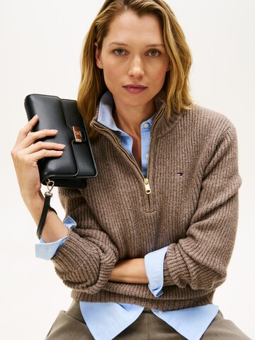 TOMMY HILFIGER Olkalaukku 'HERITAGE' värissä musta